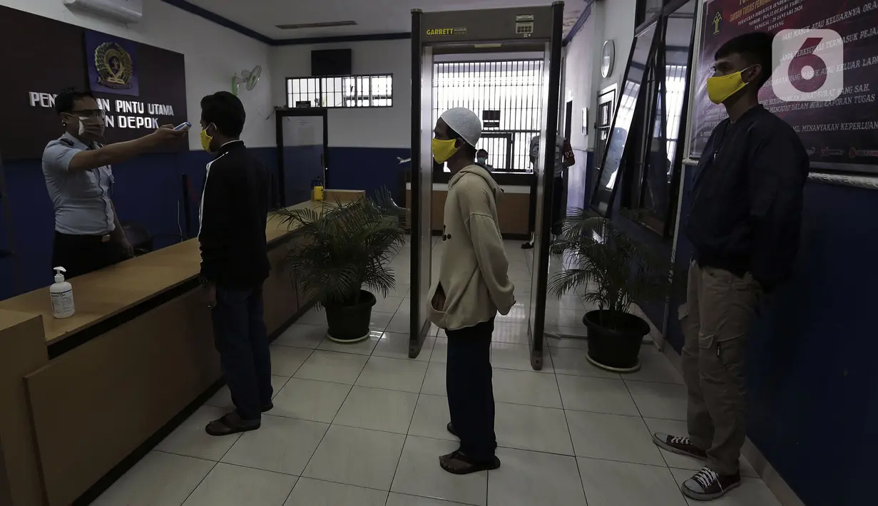 Narapidana dicek kesehatan sebelum mendapat pembebasan bersyarat melalui program asimilasi dan integrasi terkait pandemi virus corona COVID-19 di Rutan Kelas I Depok, Jawa Barat, Selasa (7/4/2020). Narapidana yang dibebaskan harus sudah menjalani dua pertiga masa tahanan. (Liputan6.com/Johan Tallo)