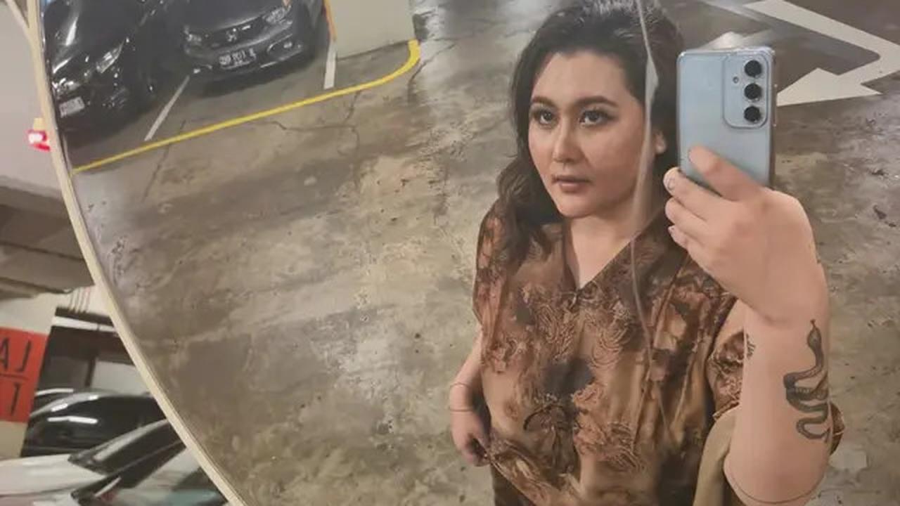 7 Potret Talitha Curtis Pamer 8 Tato di Tubuh, Tato Ular Tanda Penyembuhan