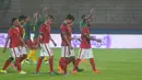 Tampak Pemain Timnas Indonesia terlihat sedih usai kalah oleh melawan Kamerun pada laga uji coba di Stadion Gelora Delta Sidoarjo, Rabu (25/3/2015). Kamerun Menang 1-0 atas Indonesia. (Liputan6.com/Herman Zakharia)