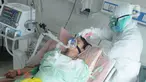 Paramedis menyisir rambut pasien COVID-19 di Ruang ICU RSUD Kota Bogor, Jawa Barat, Jumat (18/6/2021). Kepedulian paramedis terhadap pasien tetap mereka lakukan walau jumlah pasien COVID-19 terus bertambah. (merdeka.com/Arie Basuki)