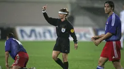 Nicole Petignat. Wasit wanita asal Swiss ini menjadi wasit pertama yang memimpin pertandingan sepakbola pria di babak penyisihan Piala UEFA tahun 2003 antara AIK Fotboll (Swedia) melawan Fylkir (Islandia). (AFP/John MacDougall)