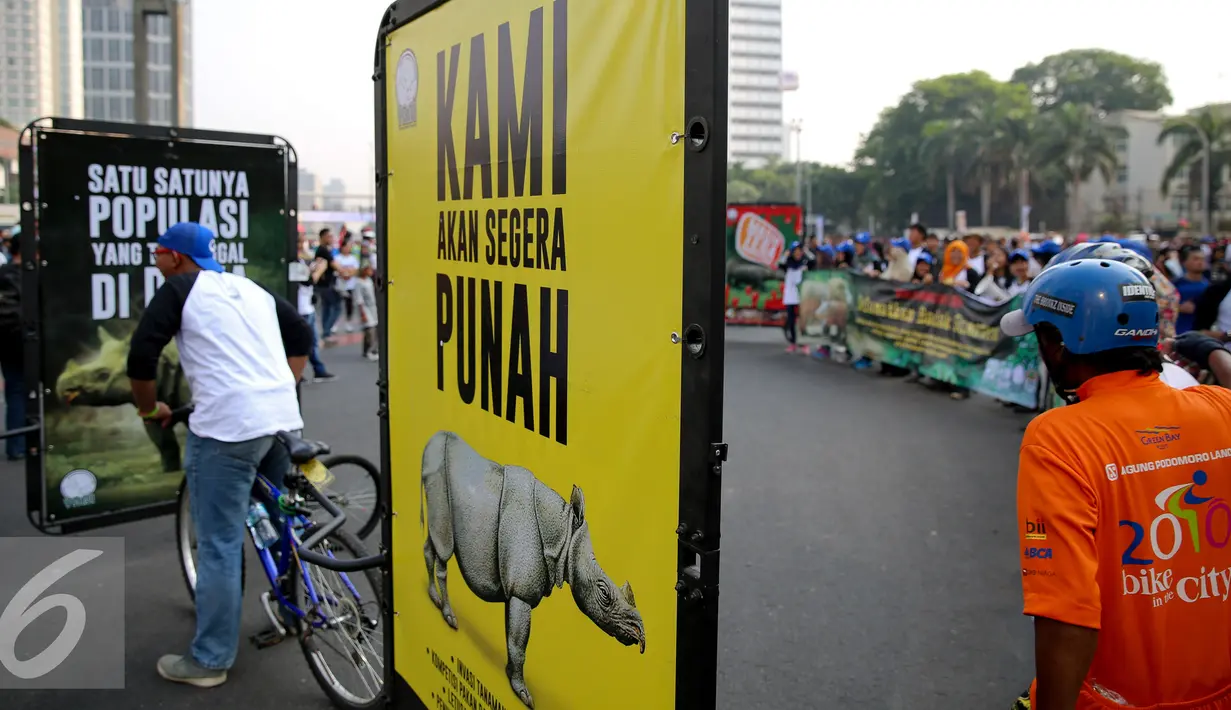 Aktivis mengendarai sepeda mensosialisasikan Hari Badak Sedunia, Jakarta, Minggu (27/9/2015). Kampanye dilakukan untuk penyadartahuan dan penyelematan Badak Sumatera dan Badak Jawa yang populasinya tiap tahun makin berkurang. (Liputan6.com/Faizal Fanani)