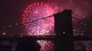 Kembang api menghiasi langit di atas Brooklyn Bridge Park saat perayaan hari kemerdekaan Amerika Serikat (AS) di New York City, Senin (4/7). AS merayakan hari ulang tahun kemerdekaan yang ke-240 dari Inggris. (Stephanie Keith/Getty Images/AFP)