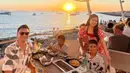 Selama momen liburan, bersama keluarga kecilnya, Titi Kamal banyak abadikan momen bersama. Seperti momen menyantap makanan sambil menyaksikan matahari terbenam di Laut Mediterania. Tentu menjadi sebuah pengalaman indah untuk dikenang. (Liputan6.com/IG/@titi_kamall)