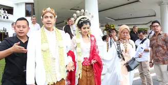 Pasangan pengantin baru Ardina Rasti dan Arie Dwi Andhika tengah berbahagia lantaran resmi menjadi suami-istri. Di sisi lain, ada yang mengejutkan dan mengganjal di telinga para hadirin, terutama para media yang meliput. (Daniel Kampua/Bintang.com)