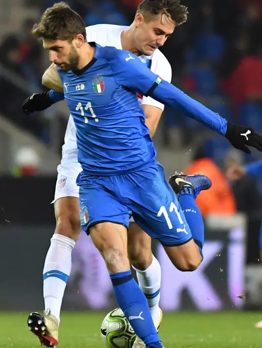 Pemain Italia, Domenico Berardi berebut bola dengan pemain AS, Aaron Long saat pertandingan persahabatan di Cristal Arena di Genk, Belgia, Selasa, 20 November 2018. (AP Photo / Geert Vanden Wijngaert)