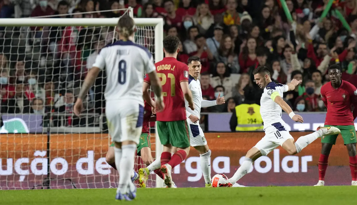 Pada menit ke-33 Serbia berhasil menyamakan skor 1-1. Tembakan kaki kiri Dusan Tadic usai menerima umpan matang Sasa Lukic sebenarnya mampu diantisipasi Rui Patricio. Namun bola yang yang berhasil ditepisnya justru meluncur masuk ke dalam gawang. (AP/Armando Franca)