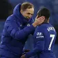 Manajer tim Chelsea, Thomas Tuchel (kiri) merayakan kemenangan 2-0 atas Newcastle United bersama gelandang N'Golo Kante usai berakhirnya laga lanjutan Liga Inggris 2020/21 pekan ke-24 di Stamford Bridges, London, Senin (15/2/2021). (AFP/Adrian Dennis/Pool)