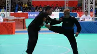 Pesilat Indonesia, Hanifan Yudani Kusumah, saat menghadapi Adilan Chemaeng asal Thailand di kelas D putra pencak silat SEA Games 2019, di Subic Bay Exhibition Center, Filipina, Kamis (5/12/2019). (dok. KONI)