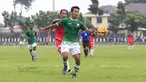 Pemain MSG, Yongki Ariwibowo (kanan), berebut bola dengan pemain PS Polri, Hansamu Yama, pada laga uji coba di lapangan Mako Brimob, Kelapa Dua, Depok, Rabu (24/2/2016). (Bola.com/Nicklas Hanoatubun)