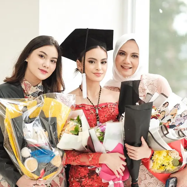 6 Potret Wisuda Andira Hadley Kekasih Bisma Karisma, Raih Gelar di Usia 21 Tahun