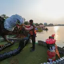 Pasukan Oranye DKI Sulap Botol Plastik Bekas Jadi Perahu Unik