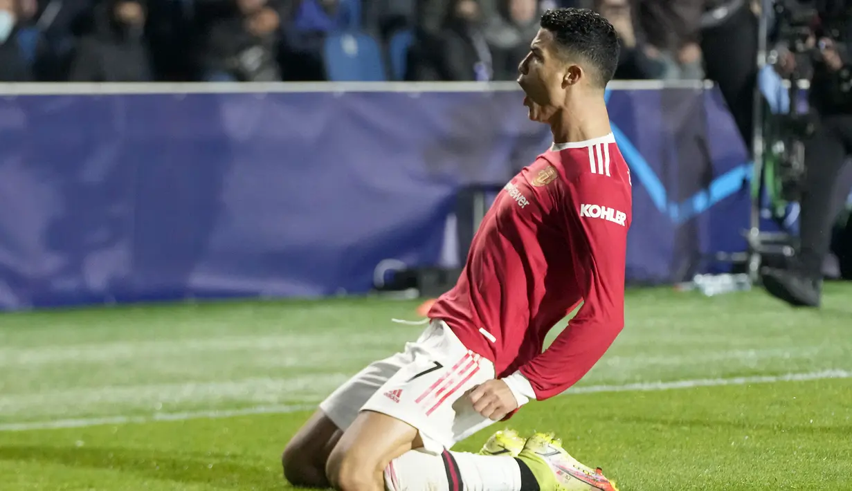 Cristiano Ronaldo. Striker Manchester United ini telah lama dicap sebagai pemain egois sebelum kembali ke Old Trafford. Namun ia berhasil menjawabnya dengan mencetak lebih banyak gol di lapangan. Rata-rata ia berhasil melepaskan 7 tembakan di tiap laga yang dijalani. (AP/Luca Bruno)
