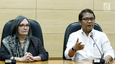 Menkominfo Rudiantara bersama Direktur, Kebijakan Publik, dan Hubungan Pemerintahan Google Asia Pasifik Ann Lavin memberikan keterangan di Jakarta, Jumat (4/8). Keduanya membahas penanganan konten negatif di layanan milik Google (Liputan6.com/Johan Tallo)