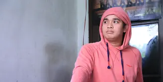 Belakangan beredar kabar hubungan Billy Syahputra kandas. Saat ditemui di kawasan Rempoa, Bintaro, Tangerang Selatan, Kamis (23/3/2017) Billy mengaku sudah tidak berstatus sebagai sepasang kekasih. (Adrian Putra/Bintang.com)