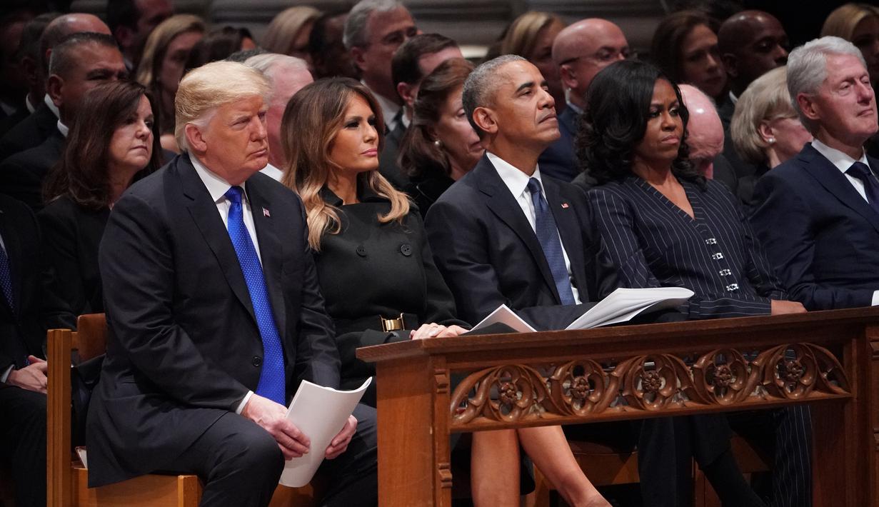 Presiden AS Donald Trump dan Melania Trump, mantan presiden Barack Obama dan Michelle Obama serta mantan presiden Bill Clinton dalam prosesi pemakaman kenegaraan George HW Bush di Katedral Nasional Washington, Rabu (5/12). (MANDEL NGAN/AFP)