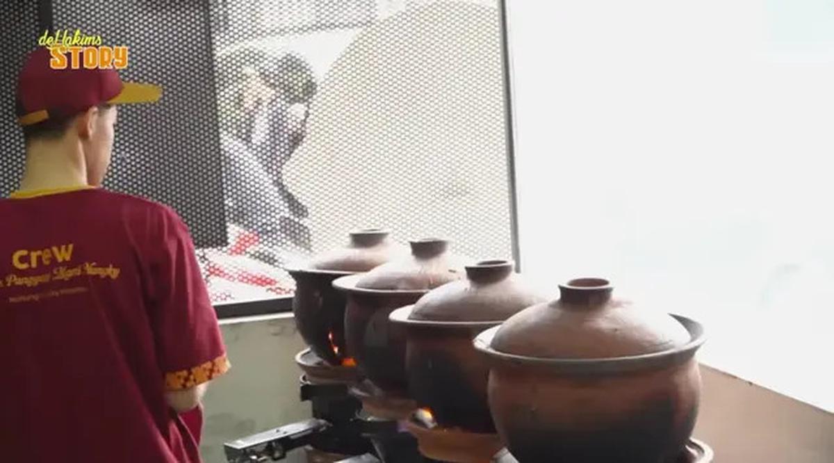 9 Potret Warung Makan Milik Nunung di Jakarta, Interior Sederhana dengan Fasad Menarik
