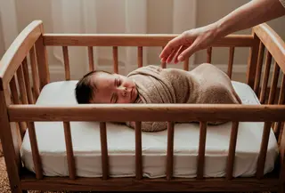 Fenomena bayi yang mudah tersentak saat dipindahkan sangat sering terjadi dan sering kali membuat orangtua merasa frustrasi. Perubahan posisi yang terlalu cepat atau permukaan kasur yang terasa dingin dapat membuat bayi kaget sehingga tidur kembali menjadi tugas yang harus diulang dari awal. (foto/dok: freepik)