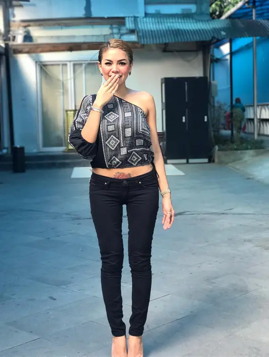 Mengetahui adanya kasus penangkapan terhadap para selebriti itu membuat Nikita Mirzani pun angkat bicara. Ia pun mengomentari soal tingkat keimanan yang tertanam di diri selebritis yang tertangkap. (Instagram/nikitamirzanimawardi_17)