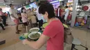 Sejumlah orang membeli makanan di pusat jajanan (hawker) Tekka, Singapura, pada 17 Desember 2020. Budaya hawker atau jajanan kaki lima Singapura masuk dalam Daftar Warisan Budaya Takbenda UNESCO, menurut pernyataan PM Lee Hsien Loong melalui Facebook pada Rabu (16/12) malam. (Xinhua/Then Chih Wey)