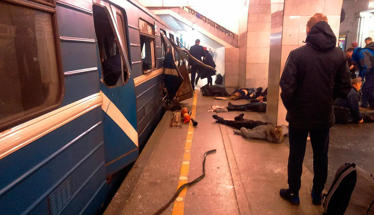 Ledakan terjadi sebanyak dua kali stasiun bawah tanah, Metro Sennaya Ploshchad di St Petersburg Rusia, Senin (3/4). Dikabarkan telah menewaskan 10 orang dan menghancurkan sebuah gerbong kereta. (AP Photo)