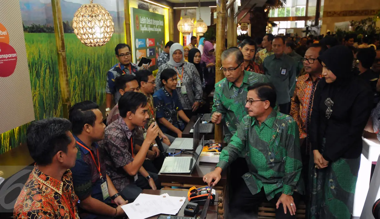 Menteri Agraria dan Tata Ruang Ferry Mursyidan Baldan (duduk kanan) meninjau stand Kementerian Agraria di Agrinex Expo 2016 di JCC, Jakarta, Jumat (1/4/2016). Pameran agri bisnis ini akan berlangsung hingga Minggu (3/4). (Liputan6.com/Helmi Fithriansyah)