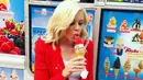 Aktris Hunger Games, Elizabeth Banks menikmati es krimnya di hari Minggu. (instagram/elizabethbanks)