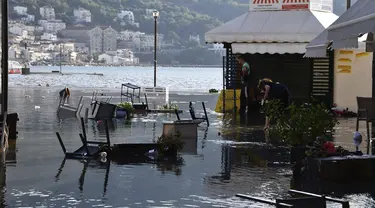 Air laut menutupi banjir satu persegi setelah gempa bumi di pelabuhan Vathi di pulau Aegean timur Samos, Yunani (30/10/2020). Gempa bumi kuat melanda Laut Aegea antara pantai Turki dan pulau Samos di Yunani. (AP Photo / Michael Svarnias)