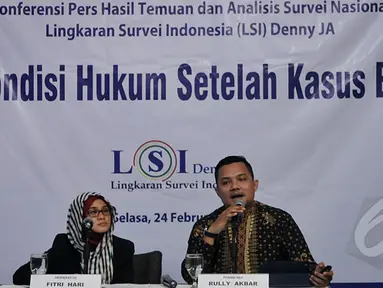 Peneliti Lingkaran Survei Indonesia (LSI) Deny JA, Rully Akbar dan moderator Fitri Hari saat rilis survei terbaru di Jakarta, Selasa (24/2/2015). (Liputan6.com/Johan Tallo)