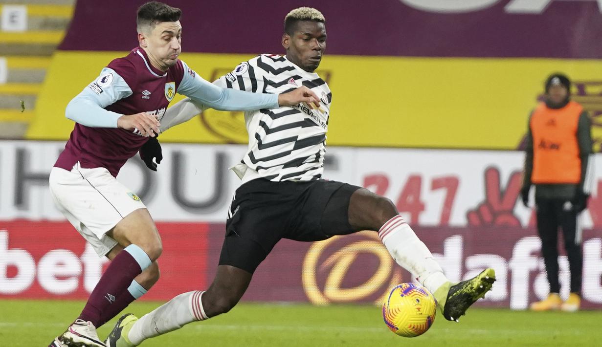 Paul Pogba menggunakan jersey tandang bermotif hitam-putih dalam laga lanjutan Liga Inggris melawan Burnley. (Foto: Jon Super/Pool/AP)