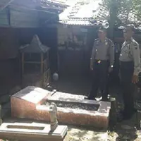  Polisi Ini 12 Tahun Tinggal di Kuburan | foto : facebook