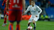 Pemain Real Madrid, Mateo Kovacic mengendalikan bola saat menjamu Numancia pada leg kedua babak 16 besar Copa del Rey di Santiago Bernabeu, Kamis (11/1). Meski bermain imbang, Real Madrid lolos ke perempat final dengan agregat skor 5-2.(AP/Francisco Seco)