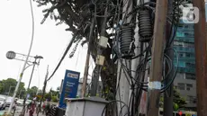 Jaringan kabel utilitas terlihat semrawut di Kawasan Jalan Medan Timur, Jakarta, Selasa (15/4/2024). (Liputan6.com/Herman Zakharia)