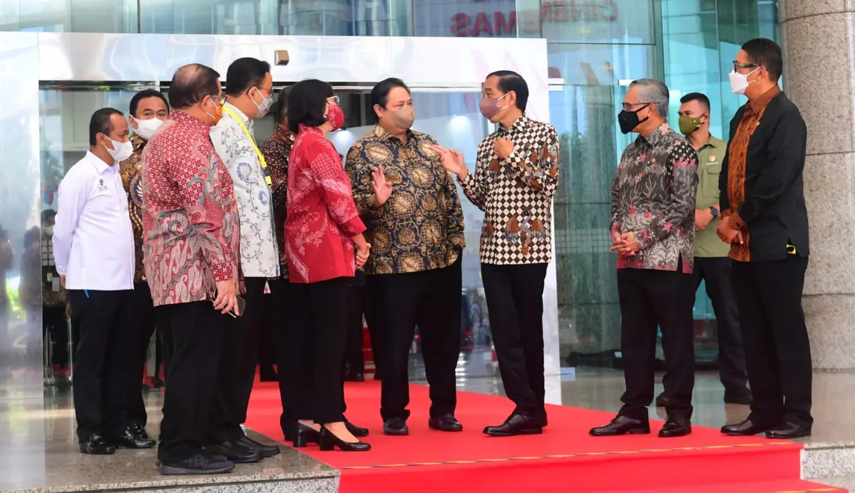Presiden Joko Widodo berbincang dengan Menko Perekonomian Airlangga Hartarto dan Menteri Keuangan Sri Mulyani Indrawati saat menghadiri Pembukaan Perdagangan Bursa Efek Indonesia (BEI) 2022 di gedung BEI, Jakarta Pusat, Senin (3/1/2022). (Foto: Muchlis Jr-Biro Pers Sekretariat Presiden)