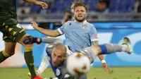 Penyerang Lazio, Ciro Immobile, saat mencetak gol ke gawang Brescia pada laga lanjutan Serie A pekan ke-37 di Stadion Olimpico, Kamis (30/7/2020) dini hari WIB. Lazio menang 2-0 atas Brescia. (AP Photo/Riccardo De Luca)