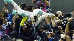 Nico Rosberg merayakan keberhasillanya menjuarai F1 Singapura bersama timnya  Mercedes AMG Petronas F1 di Singapore, (18/9/2016). (AFP/Anthony Wallace)