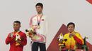 Atlet Indonesia Aris Wibawa saat penyerahan mendali dalam babak final putra 100 meter gaya dada SB7 para renang Asian Para Games 2018 di Aquatic Center, GBK, Jakarta, Senin (8/10). Aris berhasil meraih perak dalam kelas tersebut. (Merdeka.com/Imam Buhori)