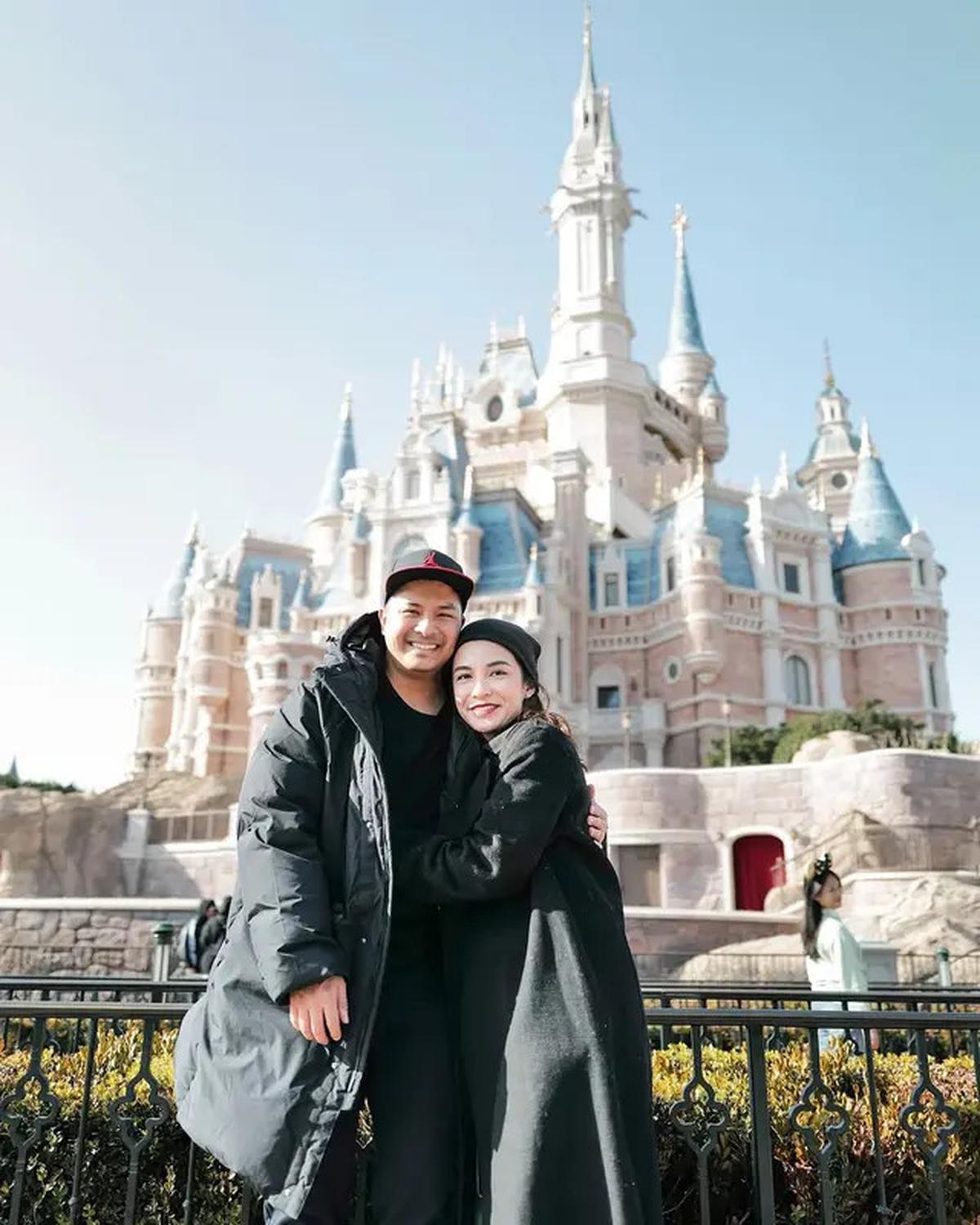 7 Potret Chelsea Olivia dan Glenn Kunjungi Spot Saat Prewedding, 10 Tahun Menikah