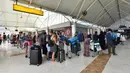 <p>Wisatawan antre memasuki terminal keberangkatan Bandara Lombok Praya di pulau Lombok, NTB, Senin (6/8). BNPB melaporkan Bandara Lombok Praya pada pagi ini menjalani aktivitas seperti biasa setelah gempa dahsyat berkekuatan 7,0 SR. (AFP/Adek BERRY)</p>