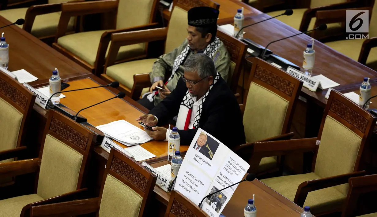 Anggota DPR memakai Syal Bendera Palestina saat mengikuti Rapat Paripurna ke 14, Jakarta, Senin (11/12). Rapat membahas beberapa angenda salah satunya Pembacaan pengunduran diri Setya Novanto sebagai ketua DPR. (Liputan6.com/Johan Tallo)