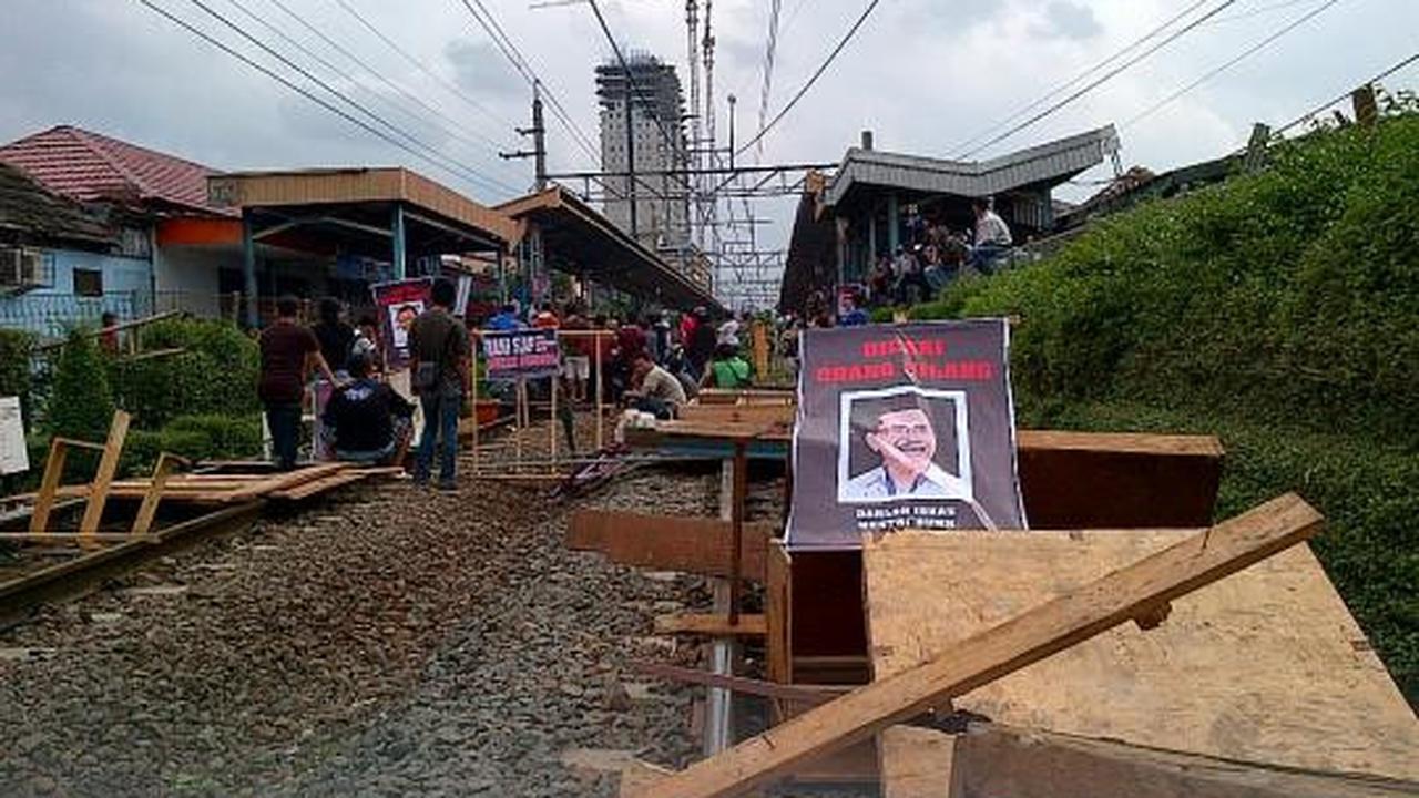 Ratusan pedagang dan mahasiswa blokir jalur KRL di Depok
