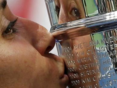 Petenis putri Italia, Flavia Pennetta, mencium trofi AS Terbuka setelah mengalahkan Roberta Vinci di final tunggal putri turnamen Tenis AS Terbuka 2015 New York, AS. Sabtu (12/9/2015). (Reuters/Mike Segar)