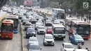 Bus Kopaja melintas di Jalan Sudirman, Jakarta, Rabu (25/7). Wagub DKI Sandiaga Uno melarang angkutan umum seperti Kopaja dan Metromini melewati jalan protokol saat Asian Games 2018 untuk mengurangi kemacetan dan polusi. (Liputan6.com/Immanuel Antonius)