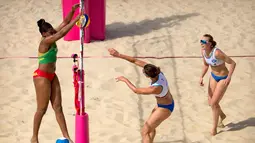 Renisha Stafford dari Grenada berusaha memblok pukulan pemain Skotlandia Melissa Coutts selama pertandingan voli pantai wanita Commonwealth Games 2018 di Pantai Coolangatta di Gold Coast, Australia (6/4). (AP Photo / Mark Schiefelbein)