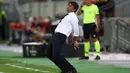 Pelatih Inter Milan, Antonio Conte, memperhatikan pemainnya saat menghadapi Bayer Leverkusen pada perempat final Liga Europa di Duesseldorf Arena, Jerman, Selasa (11/8/2020) dini hari WIB. Inter Milan menang 2-1 atas Bayer Leverkusen dalam pertandingan tersebut. (AFP/Dean Mouhtaropoulos/pool)