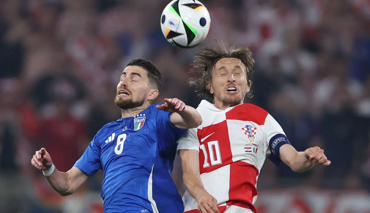 <p>Gelandang Italia #08 Jorginho berebut bola dengan gelandang Kroasia #10 Luka Modric dalam duel matchday terakhir Grup B Euro 2024 di Leipzig Stadium, Selasa (25/6/2024) dini hari WIB. (Ronny HARTMANN / AFP)</p>