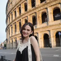 Usai rayakan ulang tahun El Rumi, Syifa Hadju tampil memikat berkeliling Italia dengan busana kasual [@syifahadju]