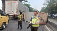 Sebuah truk boks ekspedisi bernomor polisi BK 8359 EX terguling di Jalan Daan Mogot KM 13, Cengkareng, Jakarta Barat pada Kamis (25/6/2026). (Antara)