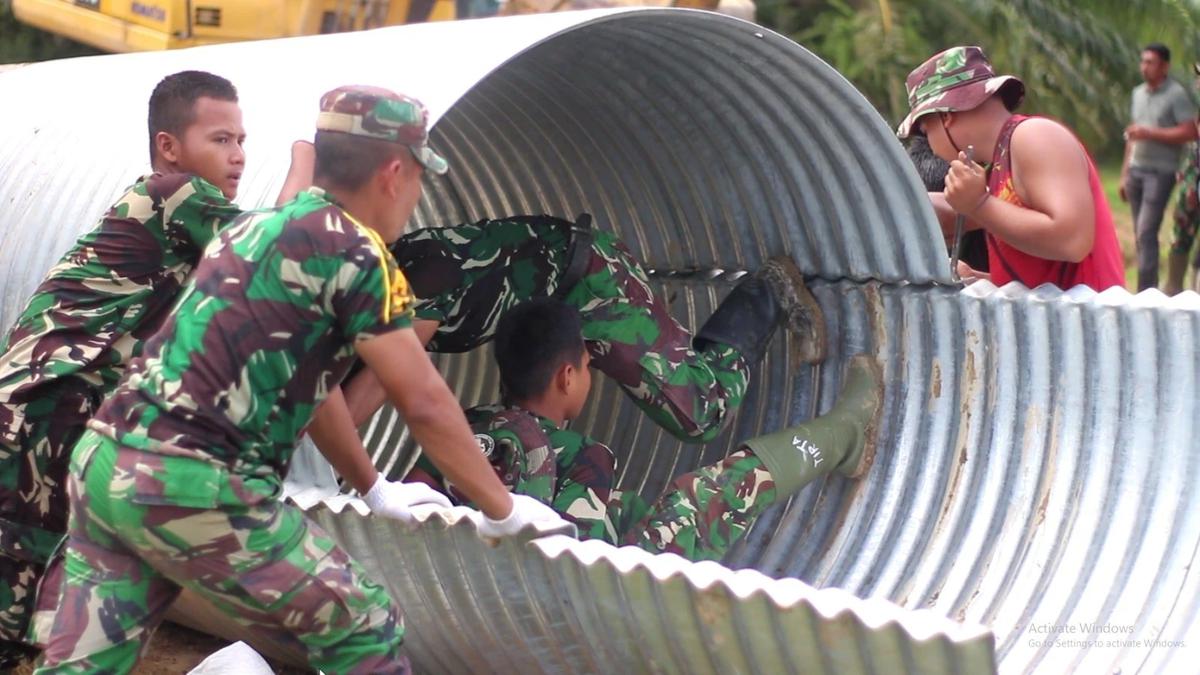 FOTO: TNI AD Rampungkan Jembatan Armco Pulihkan Akses Warga Aceh Timur