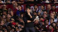 Manajer Arsenal, Mikel Arteta, tampak fokus saat mendampingi timnya dalam laga Liga Inggris melawan Manchester United di Old Trafford, Manchester, Inggris, Minggu (17/8/2025).